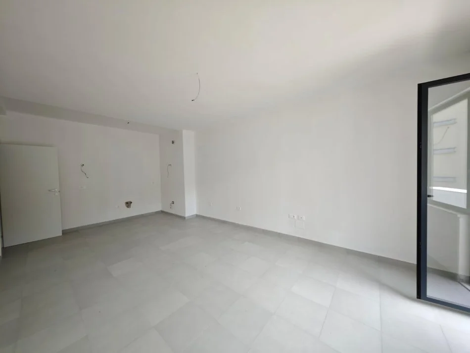Tirane, Ambient biznesi me qira Kati 3, 94 m² 850 € (Pazari Ri)