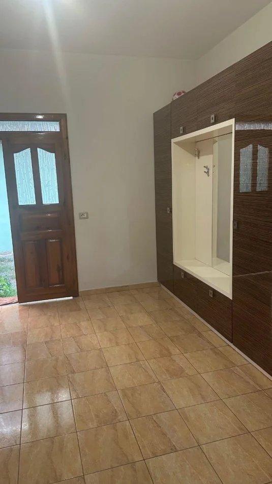 Tirane, jepet me qera shtepi 2+1 Kati 0, 120 m² 450 € (Ish Parku Autobusave)