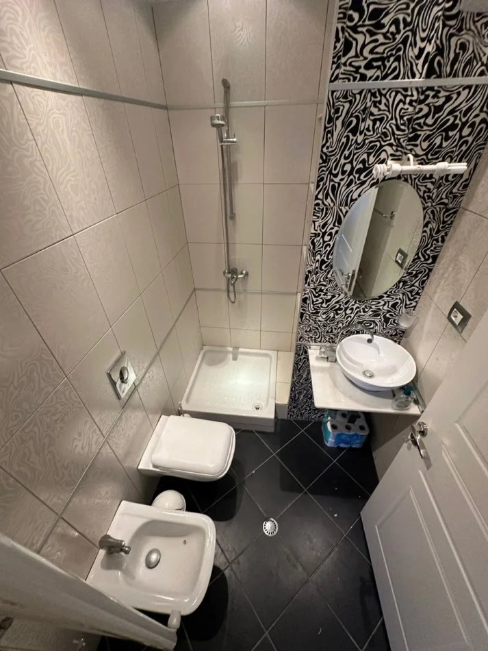 Tirane, jepet me qera apartament 2+1+2 Kati 7, 100 m² 500 € (Maternitetit i Ri)