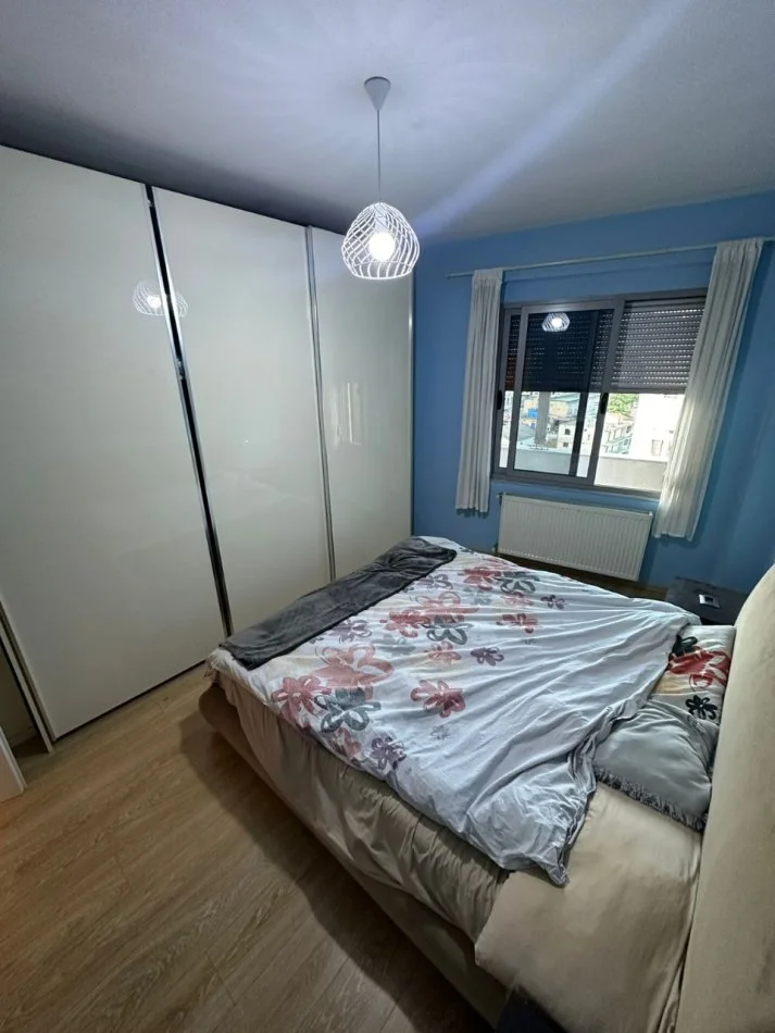 Tirane, jepet me qera apartament 2+1+2 Kati 7, 100 m² 500 € (Maternitetit i Ri)