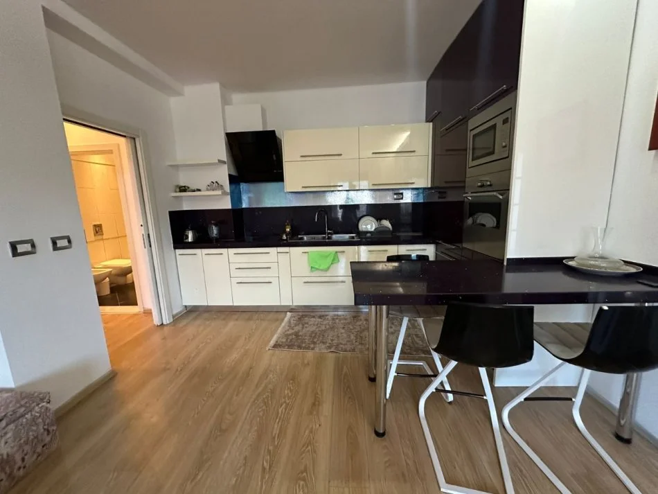 Tirane, jepet me qera apartament 2+1+2 Kati 7, 100 m² 500 € (Maternitetit i Ri)