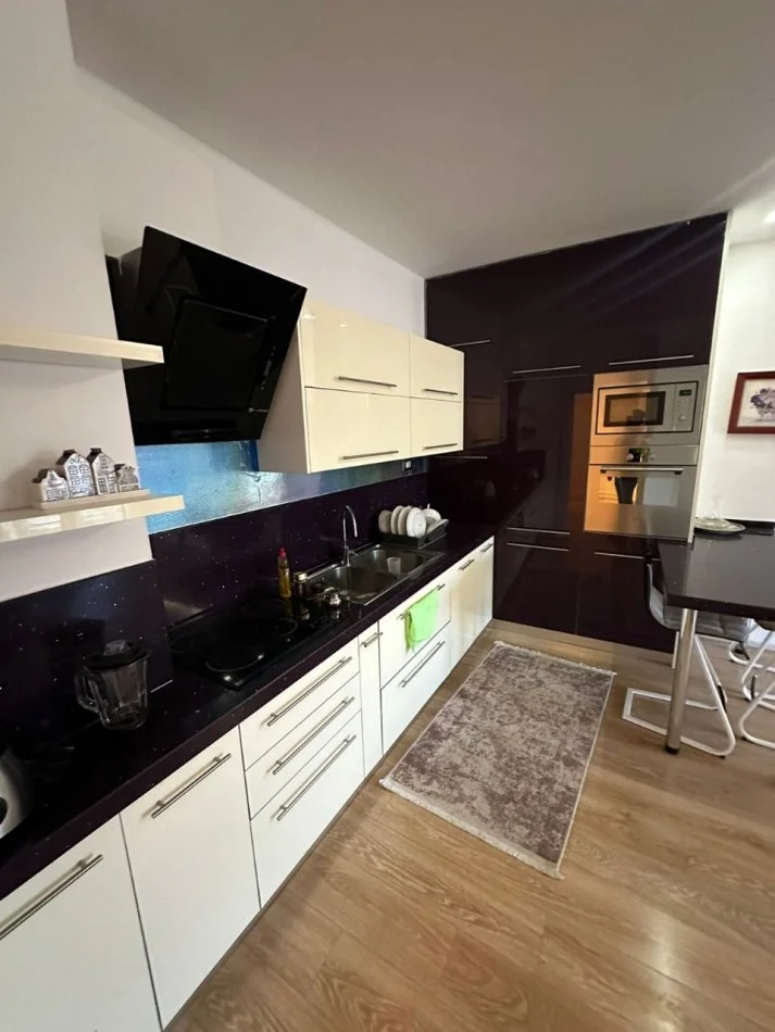 Tirane, jepet me qera apartament 2+1+2 Kati 7, 100 m² 500 € (Maternitetit i Ri)