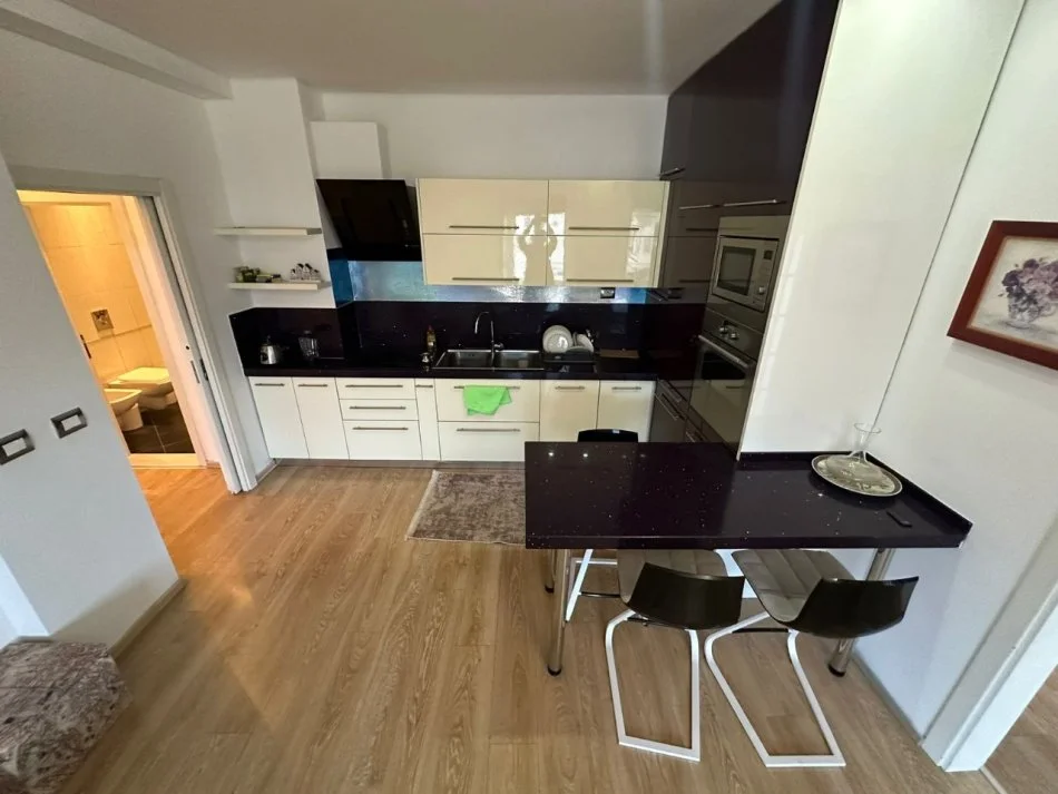 Tirane, jepet me qera apartament 2+1+2 Kati 7, 100 m² 500 € (Maternitetit i Ri)