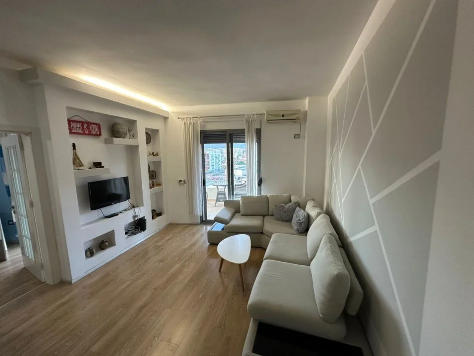 Tirane, jepet me qera apartament 2+1+2 Kati 7, 100 m² 500 € (Maternitetit i Ri)