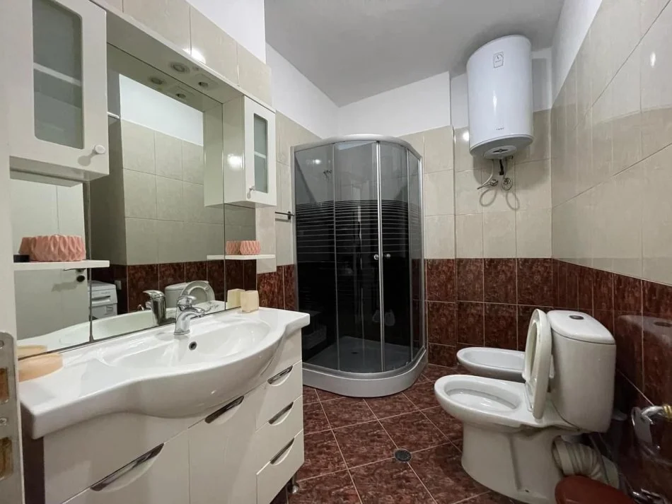 Tirane, shes apartament 1+1+Ballkon Kati 5, 76 m² 170.000 € (RRUGA E BARRIKADAVE)