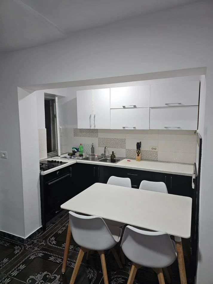 Tirane, jap me qera apartament 1+1 Kati 3, 60 m² 400 € (Rr. Arkitekt Sinani, Pall 234)