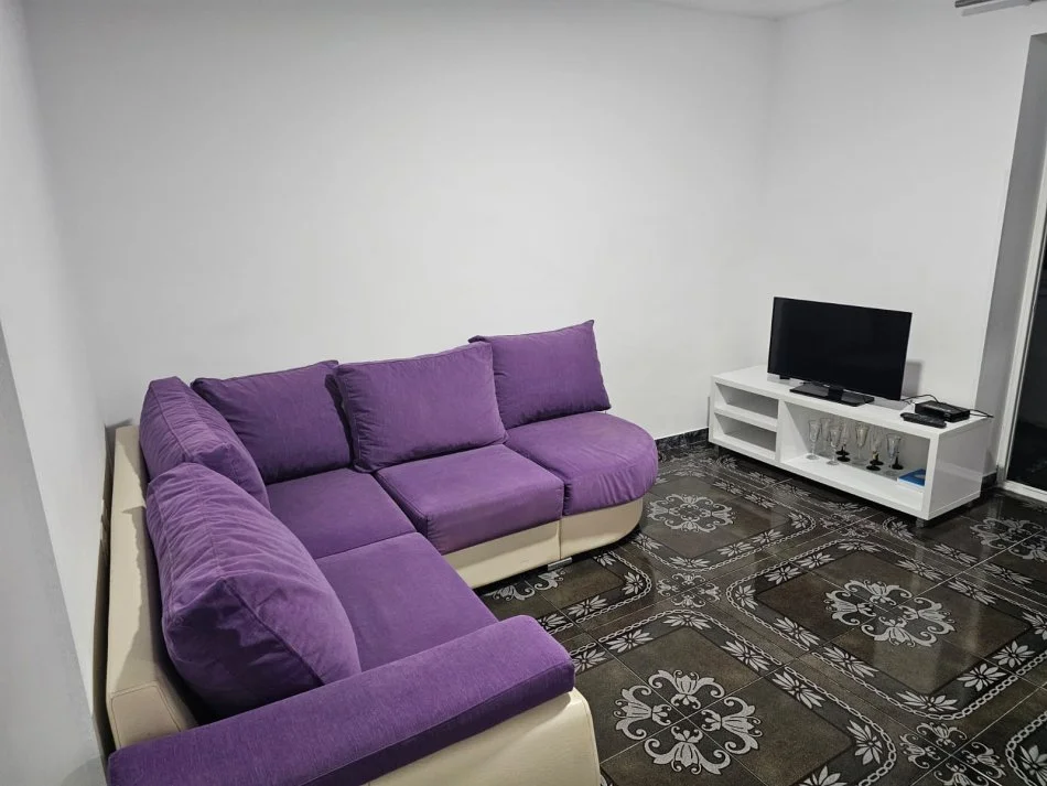 Tirane, jap me qera apartament 1+1 Kati 3, 60 m² 400 € (Rr. Arkitekt Sinani, Pall 234)