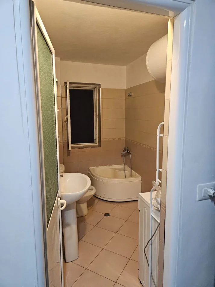 Tirane, jap me qera apartament 1+1 Kati 3, 60 m² 400 € (Rr. Arkitekt Sinani, Pall 234)