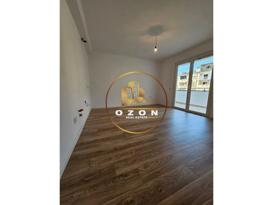 Apartament 1+1 në shitje tek Shkolla e Baletit, me pamje nga rruga kryesore!