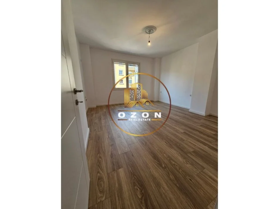 Apartament 1+1 në shitje tek Shkolla e Baletit, me pamje nga rruga kryesore!