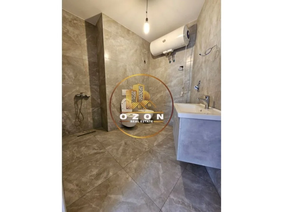 Apartament 1+1 në shitje tek Shkolla e Baletit, me pamje nga rruga kryesore!