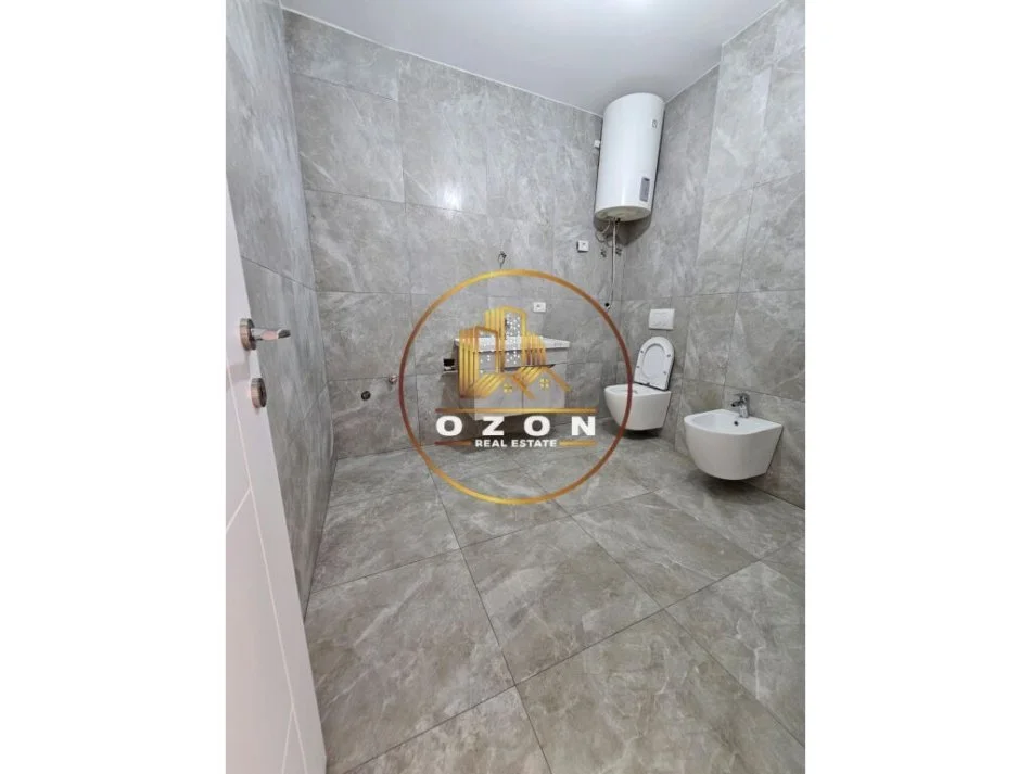 Apartament 1+1 në shitje tek Shkolla e Baletit, me pamje nga rruga kryesore!