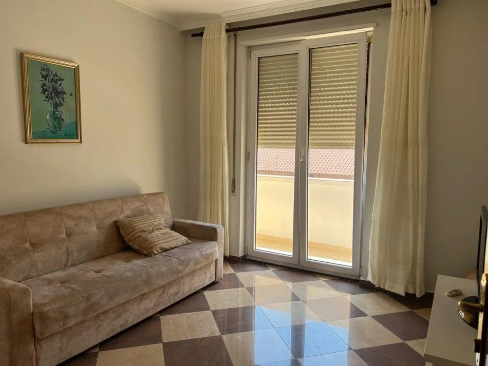 Tirane, jepet me qera apartament 1+1+Aneks+Ballkon Kati 5, 80 m² 550 € 