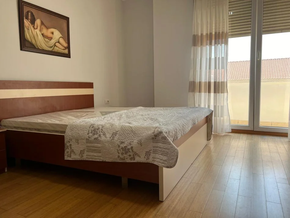 Tirane, jepet me qera apartament 1+1+Aneks+Ballkon Kati 5, 80 m² 550 € 