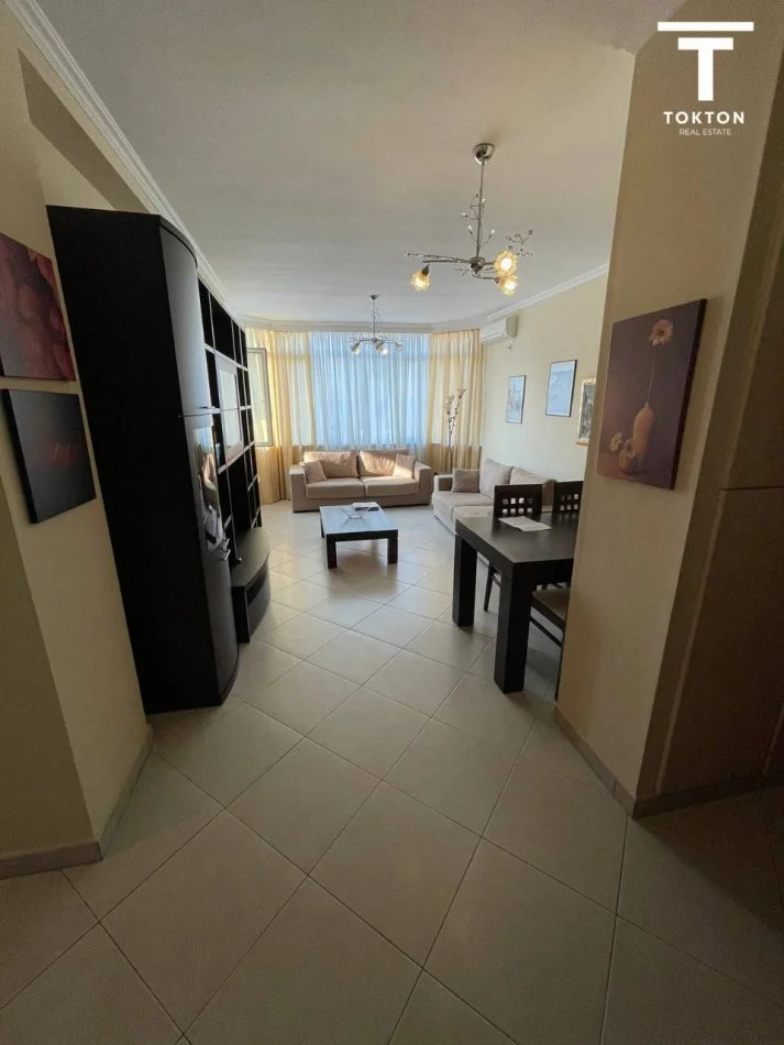 Tirane, jepet me qera 3+1+Ballkon Kati 8, 700 € (KOMUNA PARISIT)