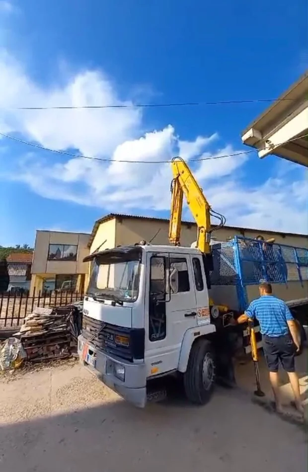 Lezhe, Shitet Kamioncine Volvo Vetshkrakuese nga Italia, Nafte, e bardhë, Kondicioner