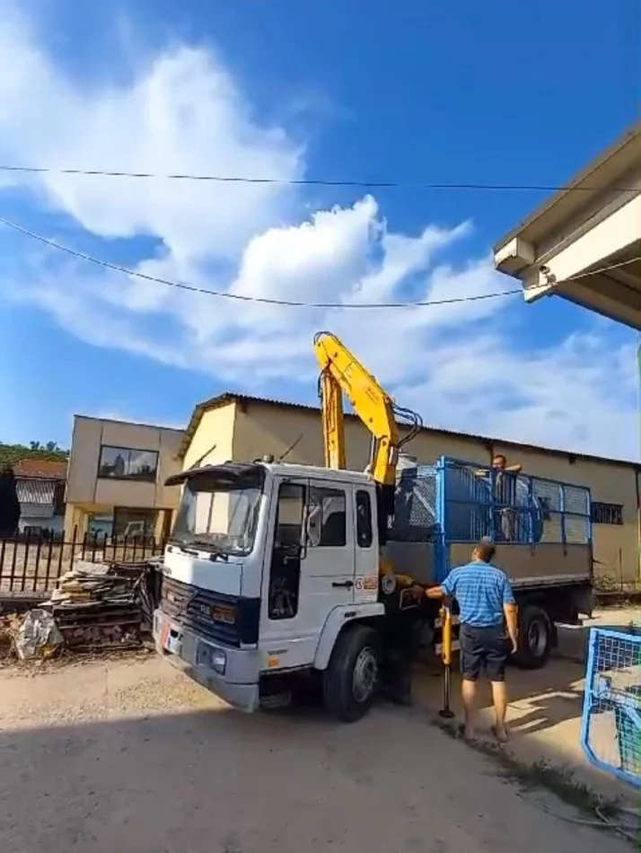 Lezhe, Shitet Kamioncine Volvo Vetshkrakuese nga Italia, Nafte, e bardhë, Kondicioner