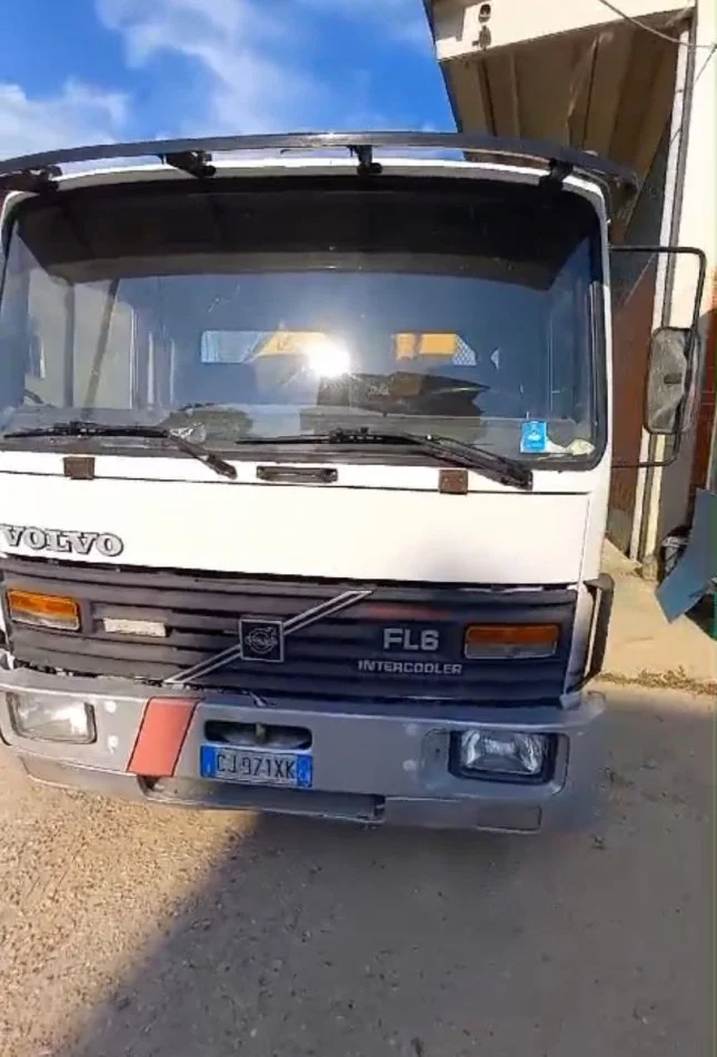 Lezhe, Shitet Kamioncine Volvo Vetshkrakuese nga Italia, Nafte, e bardhë, Kondicioner