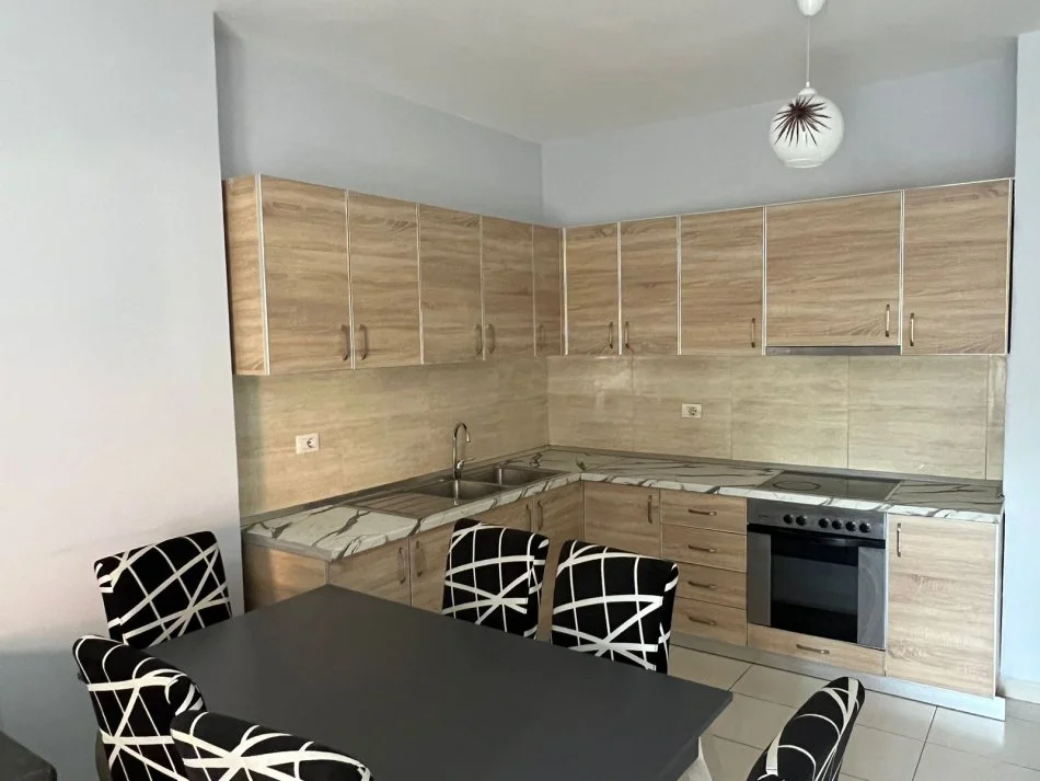 Tirane, jepet me qera 2+1+Ballkon Kati 2, 102 m² 450 € (teodor keko)