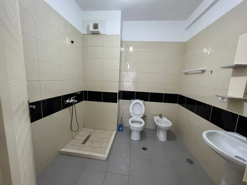 Tirane, jepet me qera 2+1+Ballkon Kati 2, 102 m² 450 € (teodor keko)