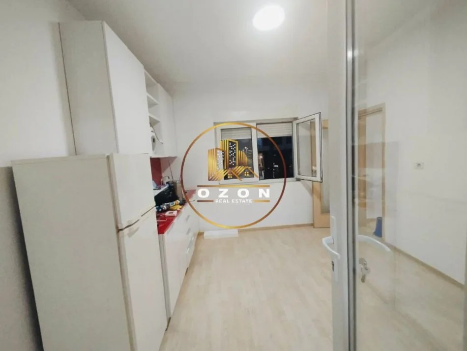 Apartament 3+1+2 për Qira në Rrugën Mine Peza 1000 € !