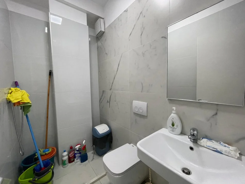 Tirane, jepet me qera zyre Kati 2, 107 m² 800 € (Kompleksi Kika 2)