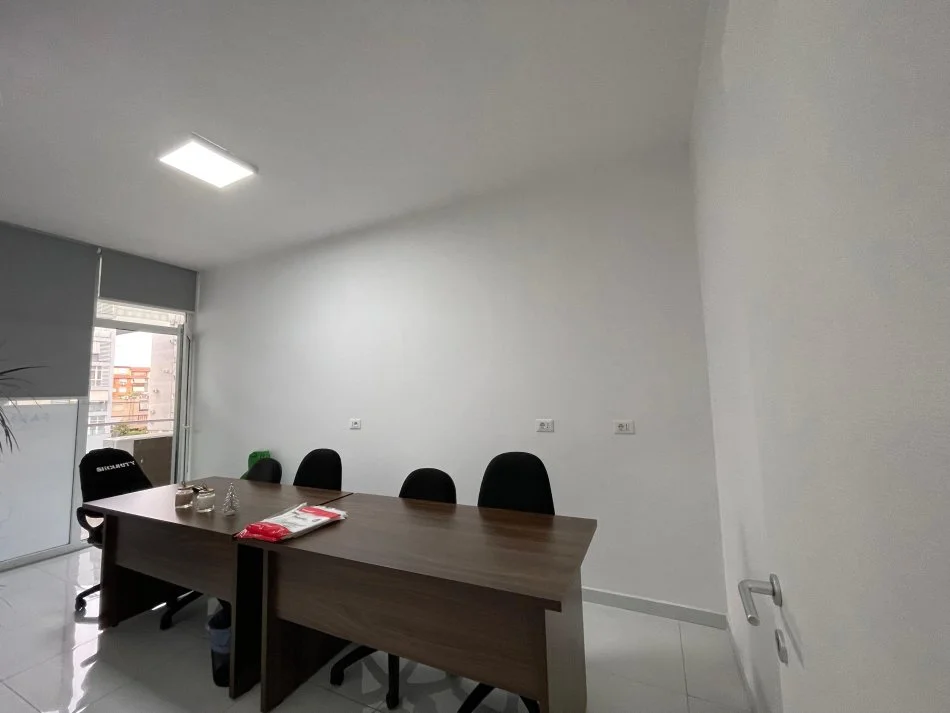 Tirane, jepet me qera zyre Kati 2, 107 m² 800 € (Kompleksi Kika 2)
