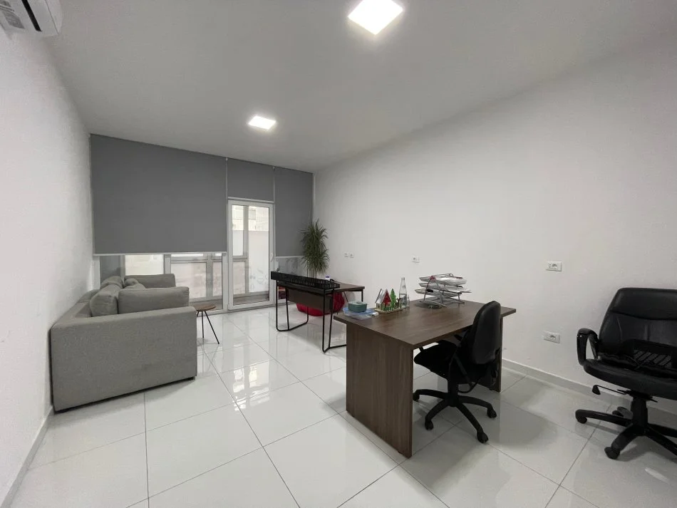 Tirane, jepet me qera zyre Kati 2, 107 m² 800 € (Kompleksi Kika 2)