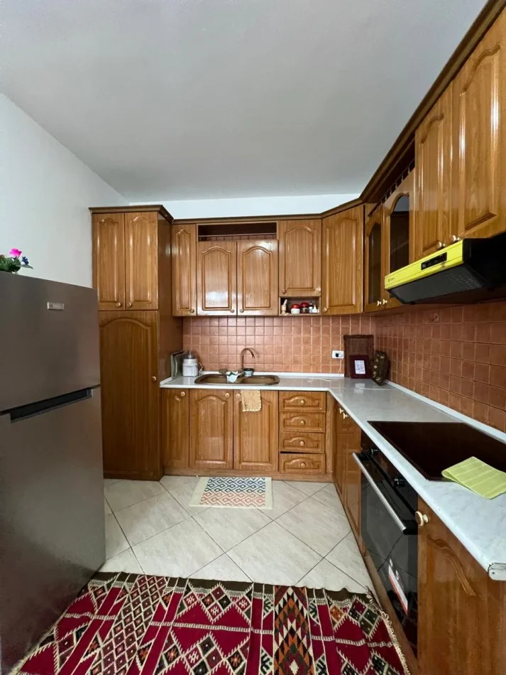 Tirane, shes apartament 2+1+Ballkon Kati 7, 104 m² 190.000 € (stacioni i trenit)
