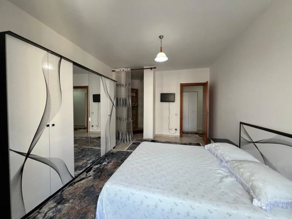 Tirane, shes apartament 2+1+Ballkon Kati 7, 104 m² 190.000 € (stacioni i trenit)