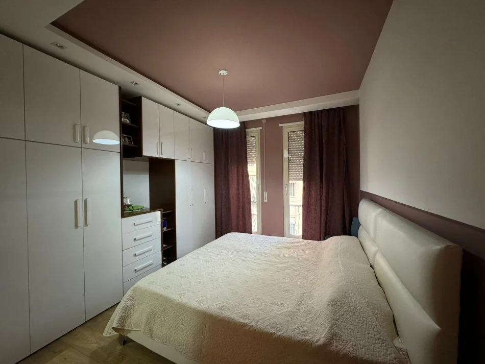 Tirane, shitet apartament 2+1+2 Kati 2, 100 m² 200.000 €