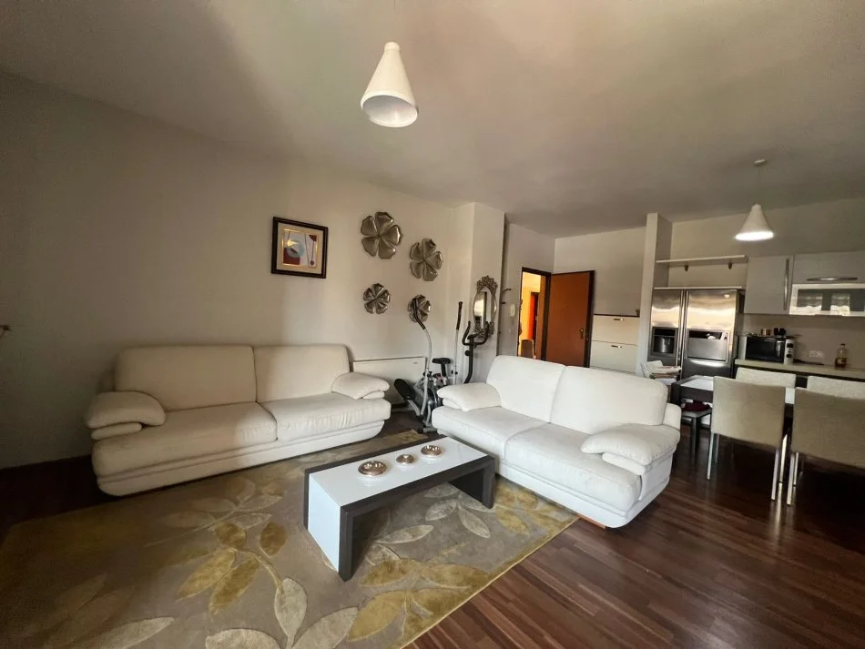 Tirane, jepet me qera apartament 2+1+Ballkon Kati 4, 110 m² 750 € (Selvia)