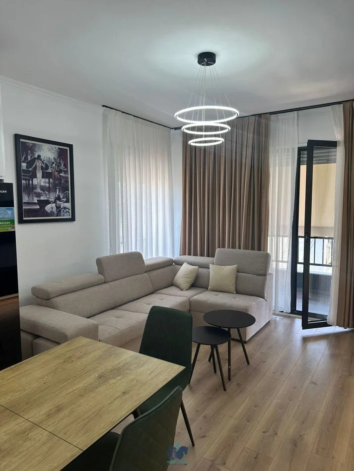 Jepet Me Qera Apartament 2+1+Post Parkimi Ne Kinostudio [ID P02145]