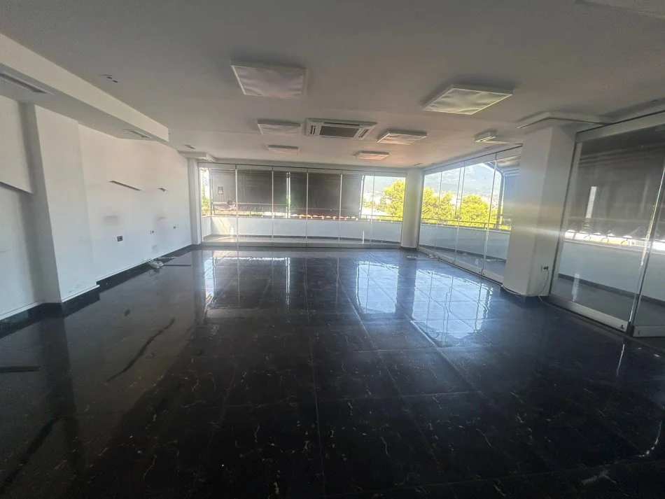 Tirane, jepet me qera 2+1 Kati 2, 141 m² (Rruga Bardhyl)