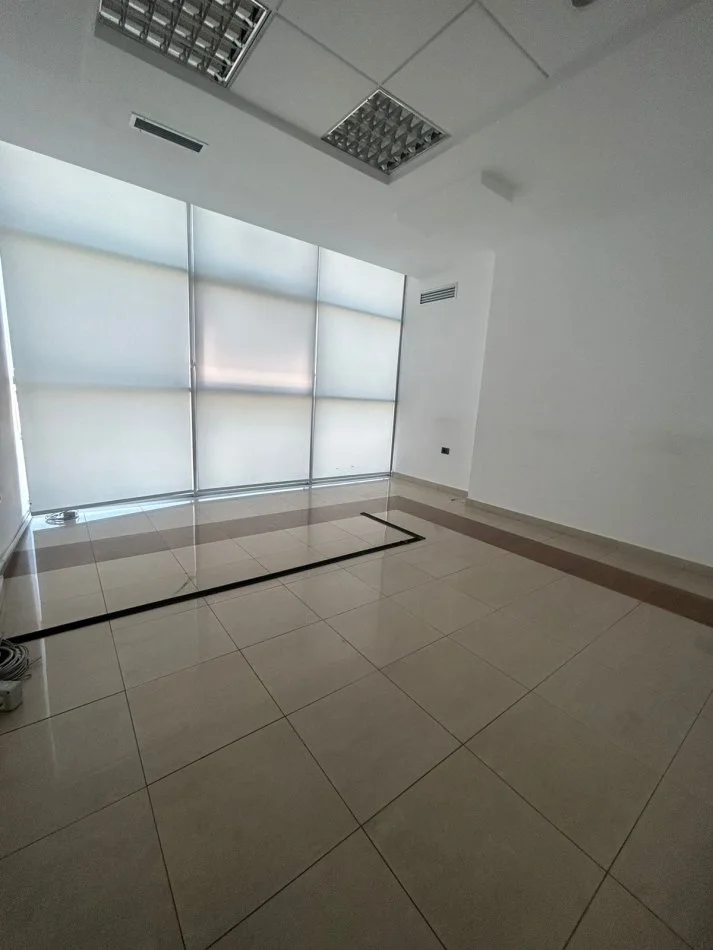 Tirane, jepet me qera 2+1 Kati 2, 141 m² (Rruga Bardhyl)