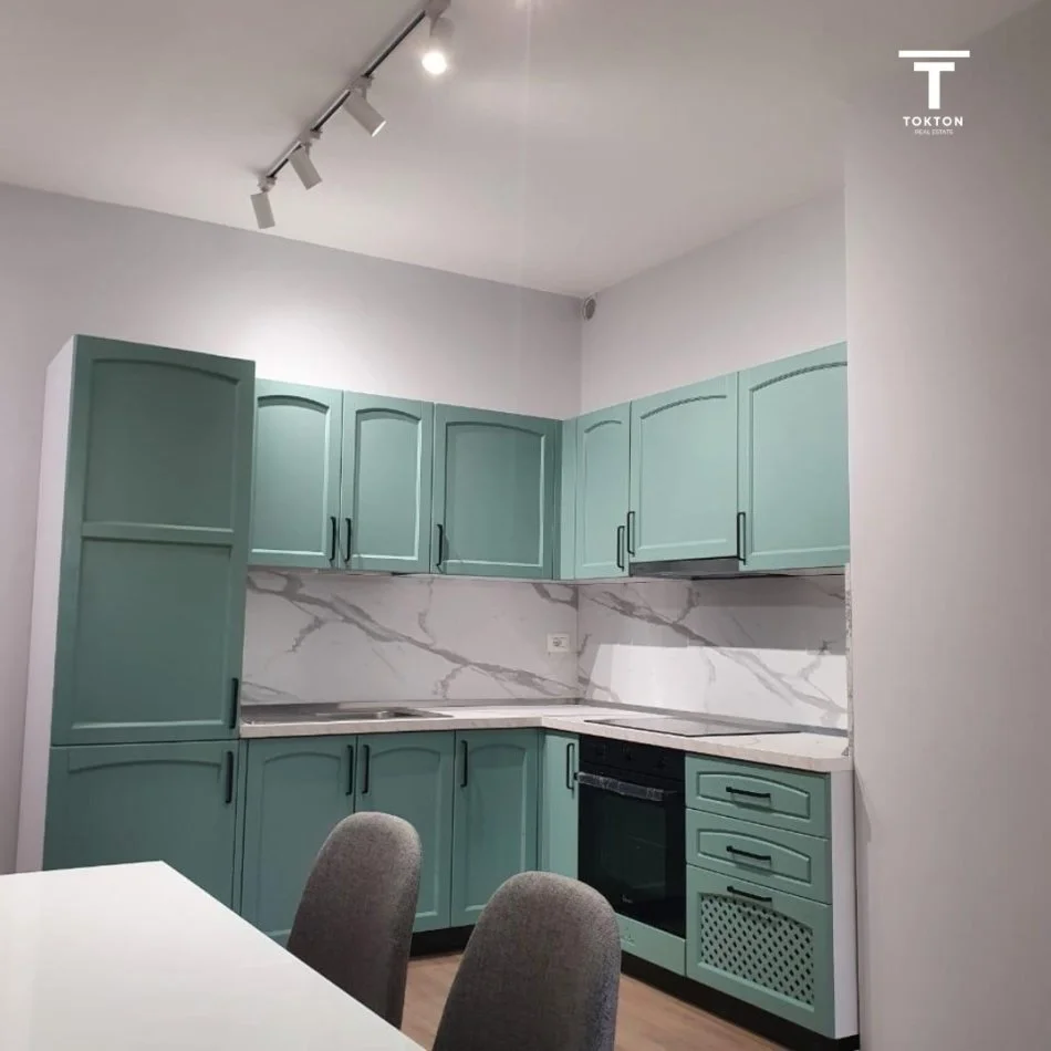 Tirane, jepet me qera apartament 1+1+Ballkon Kati 7, 68 m² 400 € (Rr."3 Deshmoret", Yzberisht)