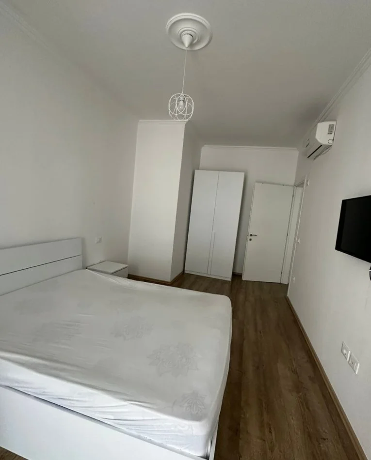 Tirane, jepet me qera apartament 2+1+Ballkon Kati 5, 90 m² 800 € (Komuna Parisit)