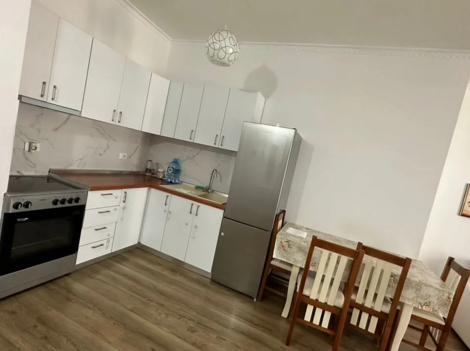 Tirane, jepet me qera apartament 2+1+Ballkon Kati 5, 90 m² 800 € (komuna parisit)