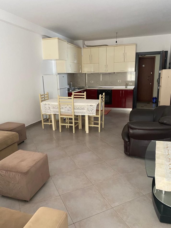 Tirane, jepet me qera apartament 2+1+Ballkon Kati 4, 85 m² 450 € (Bill Klinton)