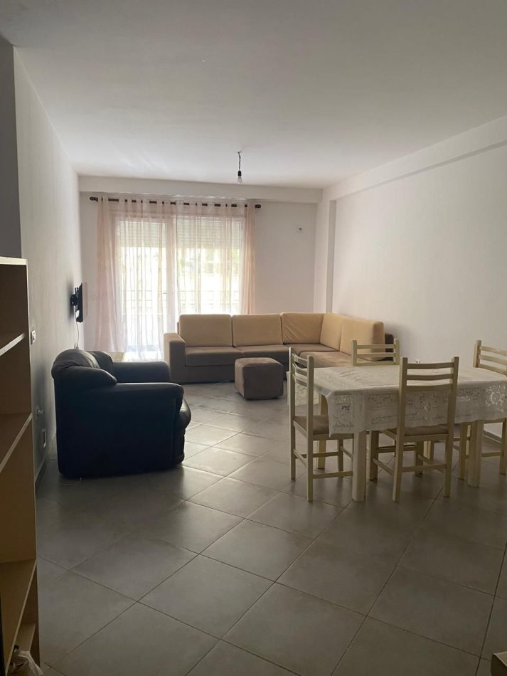 Tirane, jepet me qera apartament 2+1+Ballkon Kati 4, 85 m² 450 € (Bill Klinton)