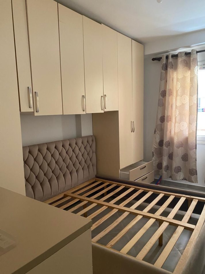 Tirane, jepet me qera apartament 2+1+Ballkon Kati 4, 85 m² 450 € (Bill Klinton)