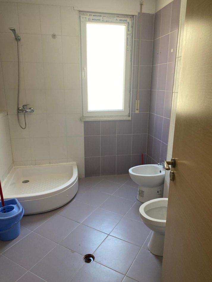 Tirane, jepet me qera apartament 2+1+Ballkon Kati 4, 85 m² 450 € (Bill Klinton)