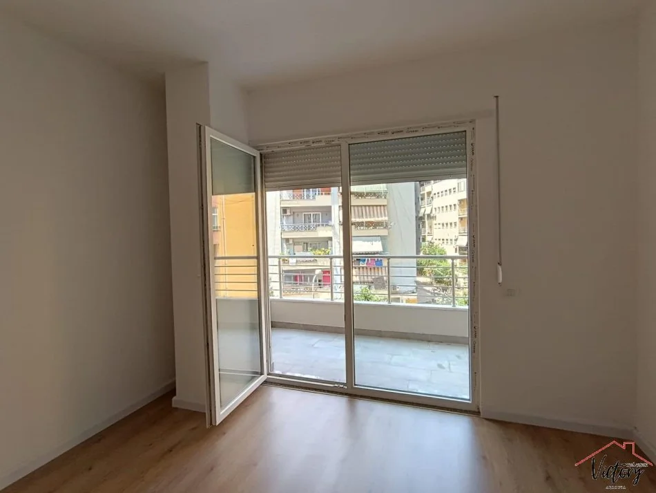 Tirane, jepet me qera apartament 1+1 Kati 2, 62 m² 500 € (Komuna e Parisit)