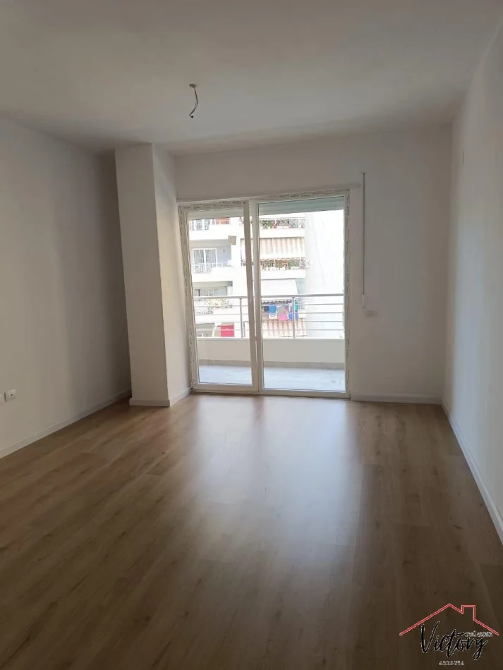 Tirane, jepet me qera apartament 1+1 Kati 2, 62 m² 500 € (Komuna e Parisit)