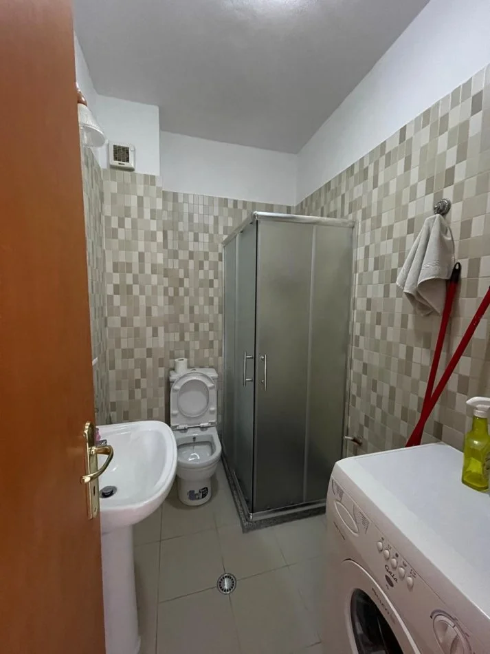 Tirane, jepet me qera apartament 1+1+Ballkon Kati 6, 65 m² 400 € (Rruga e Dibres)
