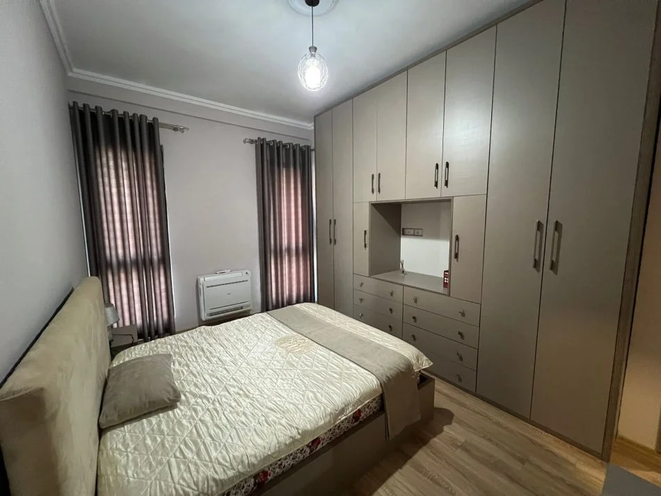 Tirane, jepet me qera apartament 2+1+Ballkon Kati 3, 105 m² 700 € (Kompleksi Square 21)