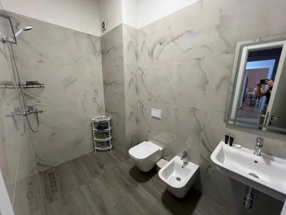 Tirane, jepet me qera apartament 2+1+Ballkon Kati 3, 105 m² 700 € (Kompleksi Square 21)