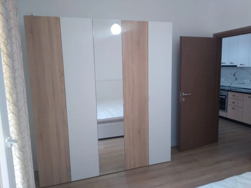 Tirane, jepet me qera apartament 2+1 Kati 4, 99 m² 500 € (Rruga 3 Deshmoret,Yzberisht)