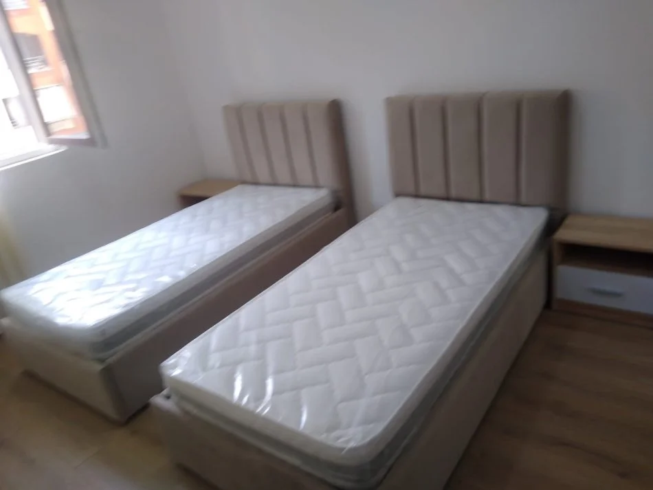 Tirane, jepet me qera apartament 2+1 Kati 4, 99 m² 500 € (Rruga 3 Deshmoret,Yzberisht)