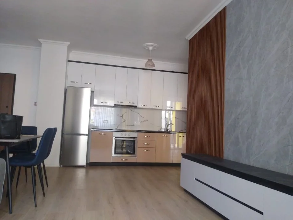 Tirane, jepet me qera apartament 2+1 Kati 4, 99 m² 500 € (Rruga 3 Deshmoret,Yzberisht)